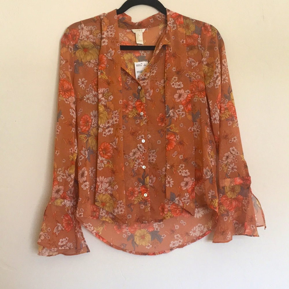 Super cute, floral, sheer button top. Boho vibessss